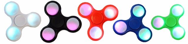 Finger Spinner, 9 LED, Kunststoff/ Metall, 5 Farben sort. (schwarz, weiß, blau, grün, orange), 9xAG3 Batterien (enth.), on/off Funktion, im Display, DH: 7x0,5cm, VE 20/80 EP90 (20Stk.)